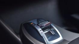 Alfa Romeo MiTo Hatchback 3d 1.4 TB MultiAir 16v 170KM - galeria redakcyjna - tunel środkowy między 