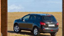Nissan Qashqai + 2 2009 - widok z tyłu