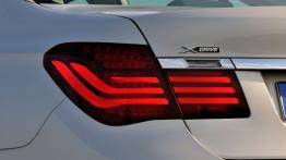 BMW serii 7 F01 Facelifting - lewy tylny reflektor - włączony