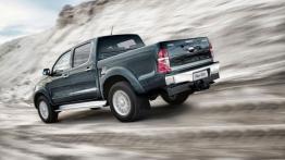 Toyota Hilux VII Double Cab Facelifting - widok z tyłu