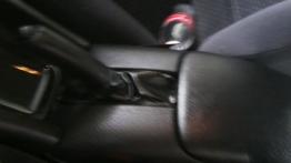 Opel Omega B Sedan - galeria społeczności - tunel środkowy między fotelami