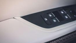 Skoda Superb Atelier - galeria redakcyjna - sterowanie w drzwiach