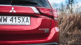 Mitsubishi Outlander 2.0 4WD CVT - galeria redakcyjna - emblemat