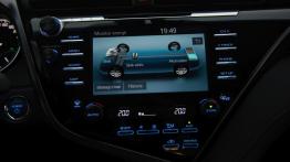 Toyota Camry Hybrid (2018) - konsola środkowa