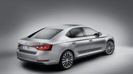 Skoda Superb III (2015) - tył - reflektory włączone