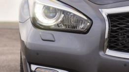 Infiniti Q70 Facelifting Hybrid (2015) - prawy przedni reflektor - włączony