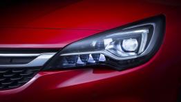 Opel Astra K Hatchback 5d (2016) - lewy przedni reflektor - włączony