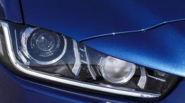 Jaguar XE 2.5t R-Sport Bluefire (2015) - prawy przedni reflektor - włączony