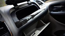 Lancia Voyager 3.6 V6 283KM - galeria redakcyjna (2) - schowek przedni otwarty