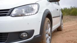Volkswagen Cross Touran 2.0 TDI 177 KM - galeria redakcyjna - lewy przedni reflektor - włączony