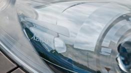 Peugeot 308 SW Facelifting 1.6 e-HDI FAP STT 112KM - galeria redakcyjna - prawy przedni reflektor - 