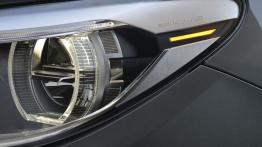 BMW serii 5 Gran Turismo F07 Facelifting (2014) - lewy przedni reflektor - włączony