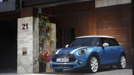 Mini Cooper S 2014 - wersja 5-drzwiowa - widok z przodu