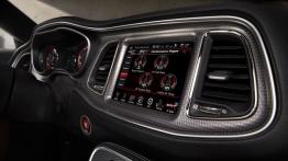 Dodge Challenger SRT Hellcat (2015) - ekran systemu multimedialnego