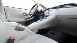 Toyota Prius IV Plug-In Hybrid - galeria redakcyjna - widok ogólny wnętrza z przodu