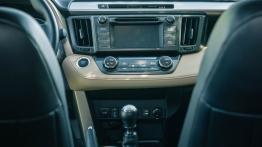 Toyota RAV4 IV 2.0 D-4D 124KM - galeria redakcyjna - konsola środkowa