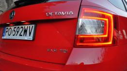 Skoda Octavia III RS i 4x4 - galeria redakcyjna - prawy tylny reflektor - włączony
