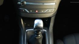 Peugeot 308 II Hatchback 1.6 THP - galeria redakcyjna - konsola środkowa