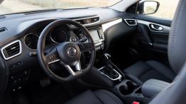 Nissan Qashqai Tekna 1.7 dCi 150 KM 4WD Xtronic - galeria redakcyjna - widok ogólny wn?trza z przodu