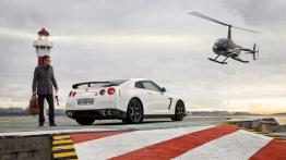 Nissan GT-R Egoist - tył - reflektory włączone