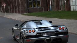 Koenigsegg CCR Edo Competition - tył - reflektory włączone