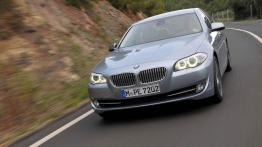 BMW serii 5 ActiveHybrid - przód - reflektory włączone