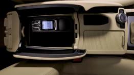 Mercedes Klasa C 2007 - tunel środkowy między fotelami