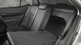 Toyota Corolla XI E160 (2014) - tylna kanapa złożona, widok z boku