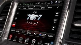 Dodge Challenger SRT Hellcat (2015) - ekran systemu multimedialnego