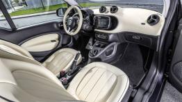 Smart fortwo III (2015) - widok ogólny wnętrza z przodu