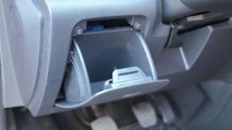 Opel Vivaro II 1.6 CDTI - galeria redakcyjna - schowek przedni otwarty