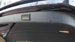 Skoda Superb II Kombi Facelifting 1.8 TSI 160KM - galeria redakcyjna - przycisk do zamykania bagażni