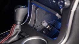 Toyota Camry Facelifting XSE (2015) - gniazda multimedialne w konsoli środkowej