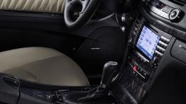 Mercedes Klasa E 2006 - konsola środkowa