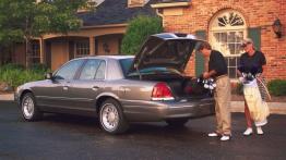 Ford Crown Victoria 2001 - tył - bagażnik otwarty