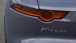 Jaguar F-Type V6 Satellite Grey - lewy tylny reflektor - włączony