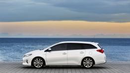Toyota Auris II Hybrid Touring Sports (2013) - lewy bok