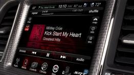 Dodge Challenger SRT Hellcat (2015) - ekran systemu multimedialnego