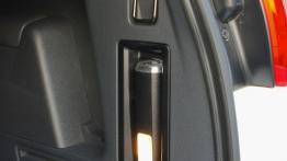 Peugeot 5008 Facelifting 2.0 HDi - galeria redakcyjna - lampka w bagażniku