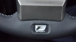 Lexus IS III Sedan 300h 223KM - galeria redakcyjna - kierownica