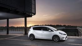 Toyota Verso Facelifting - prawy bok
