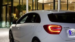 Mercedes A 250 Sport (W176) 2012 - lewy tylny reflektor - włączony