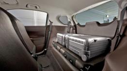 Toyota iQ - tylna kanapa złożona, widok z boku