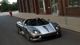 Koenigsegg CCR Edo Competition - przód - reflektory włączone