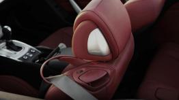 Infiniti G Cabrio IPL - zagłówek na fotelu kierowcy, widok z przodu