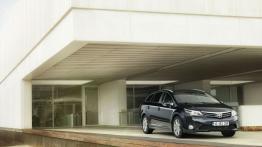 Toyota Avensis III kombi Facelifting - widok z przodu