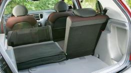 Kia Rio 2005 - tylna kanapa złożona, widok z bagażnika