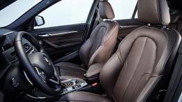 BMW X1 II xDrive20d (2016) - widok ogólny wnętrza z przodu