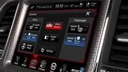 Dodge Challenger SRT Hellcat (2015) - ekran systemu multimedialnego