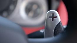 Aston Martin DB9 Facelifting Volante - manetka zmiany biegów pod kierownicą